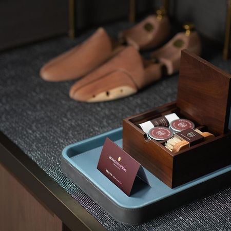 InterContinental Kaohsiung, an IHG Hotel Bagian luar foto Shoe shine kit