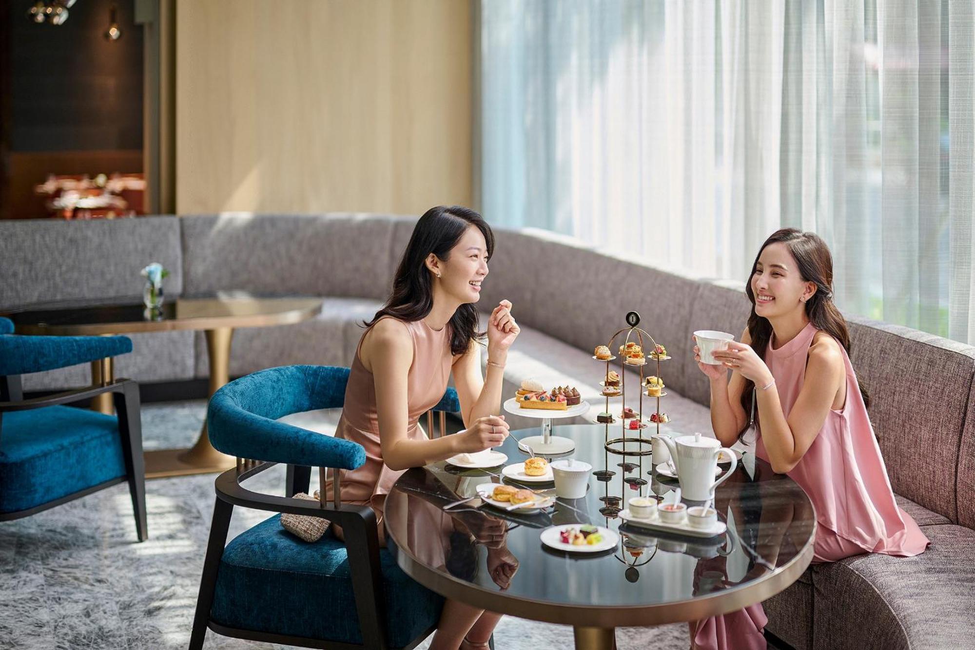 InterContinental Kaohsiung, an IHG Hotel Bagian luar foto Afternoon tea at The Lounge, The Landmark, Hong Kong