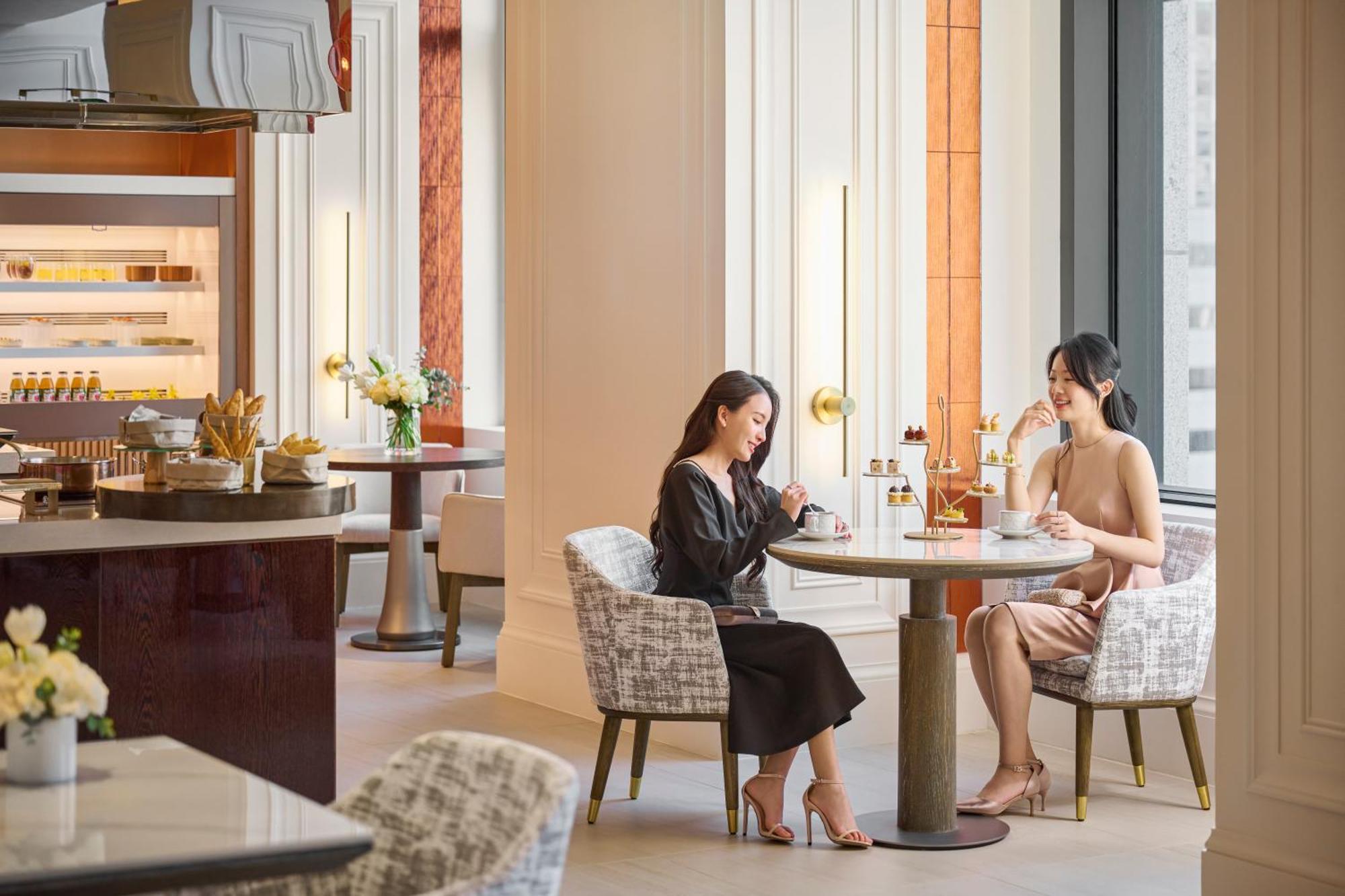 InterContinental Kaohsiung, an IHG Hotel Bagian luar foto The Lounge at the Westin Hong Kong