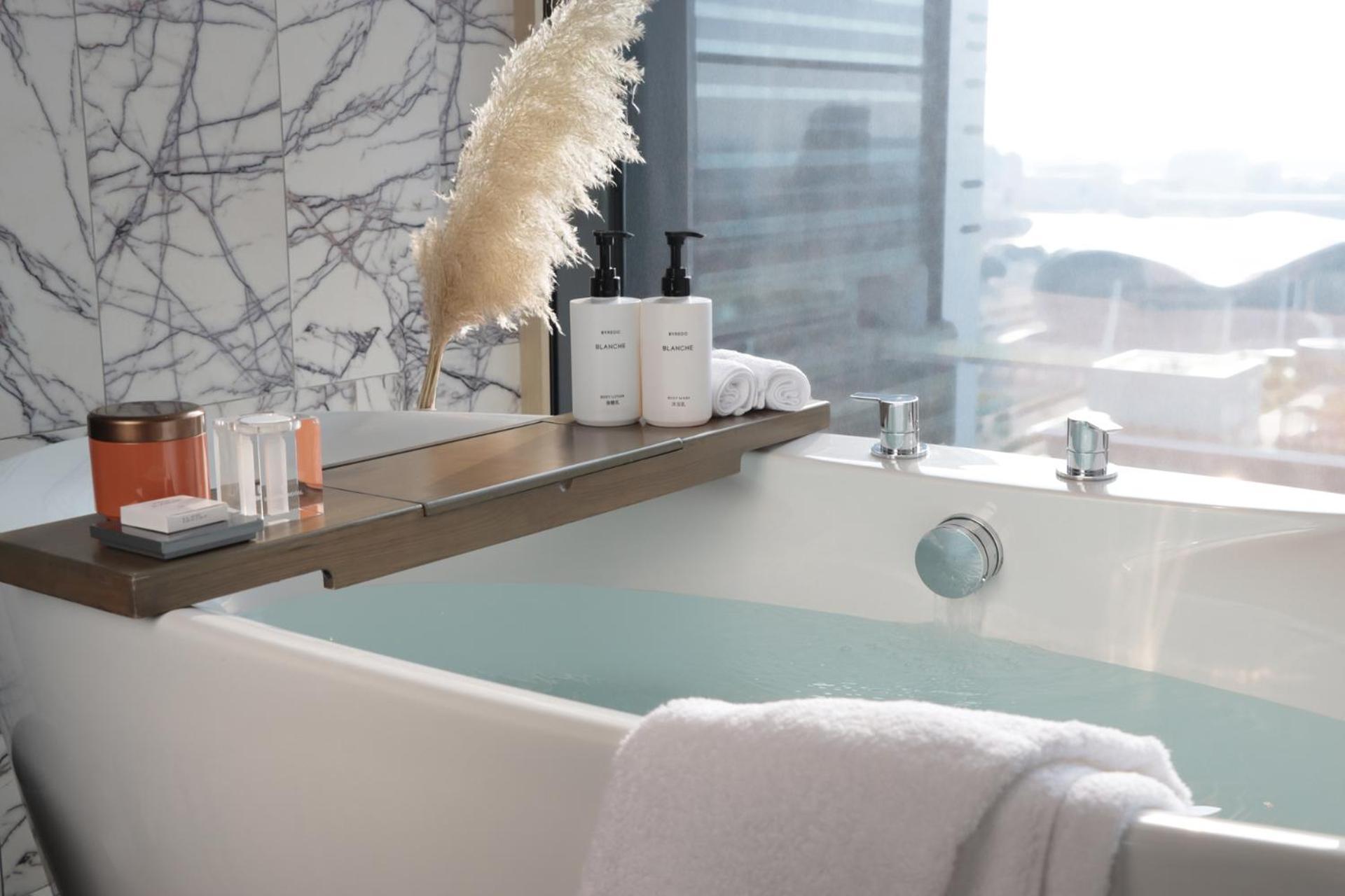 InterContinental Kaohsiung, an IHG Hotel Bagian luar foto A modern bathtub