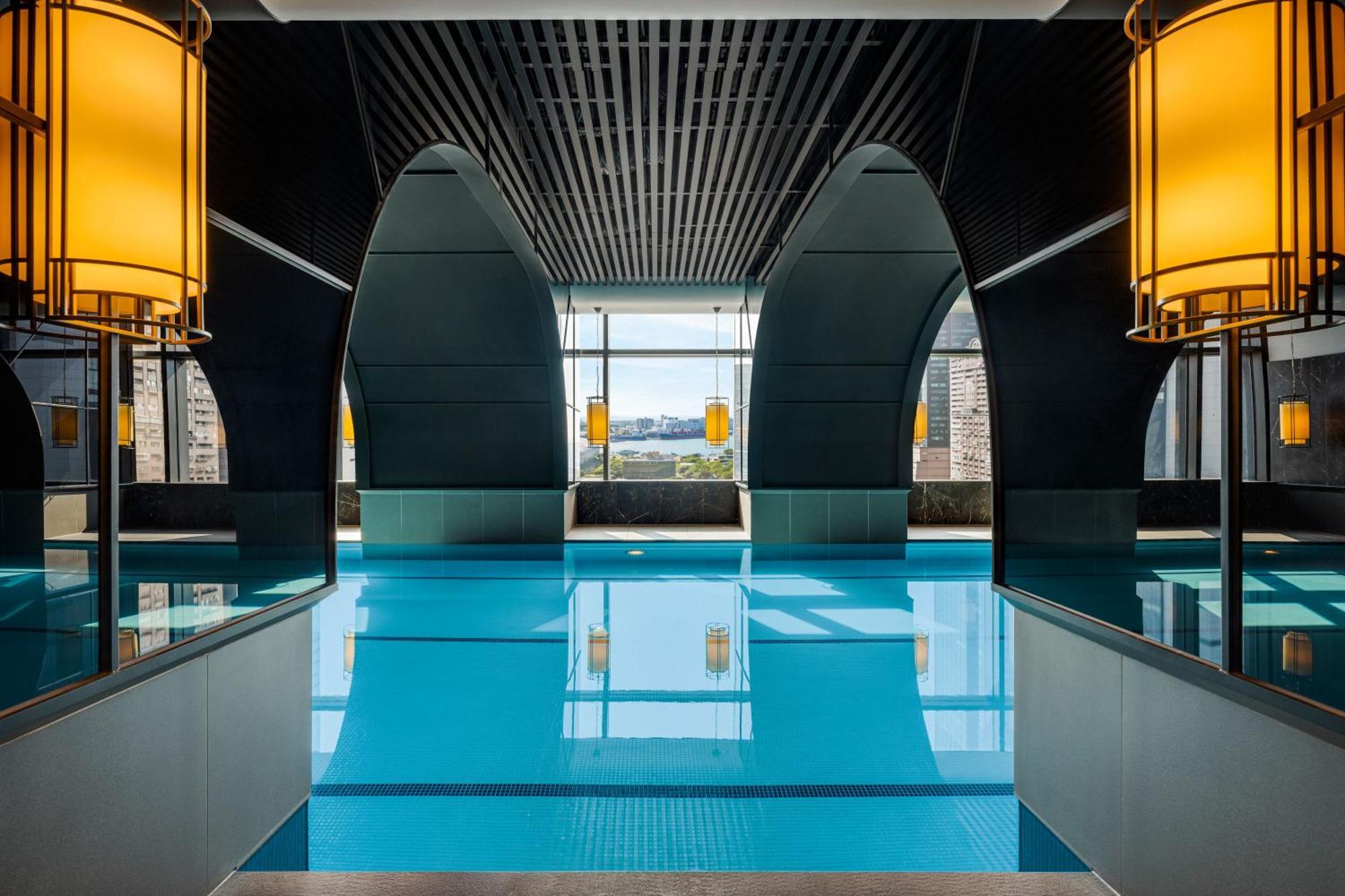 InterContinental Kaohsiung, an IHG Hotel Bagian luar foto The pool at the hotel