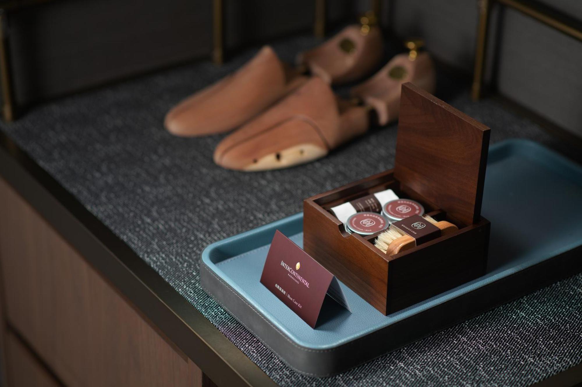 InterContinental Kaohsiung, an IHG Hotel Bagian luar foto Shoe shine kit